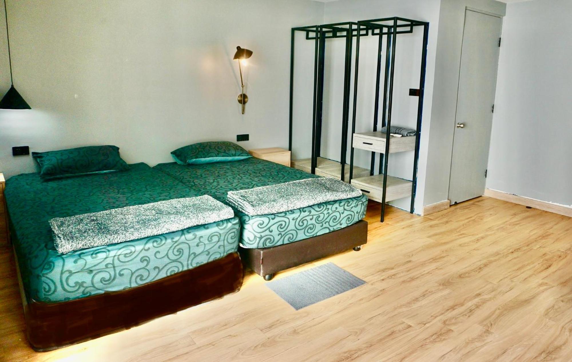 Hash Apartment With Unique Chill Design At Silom Soi 3 バンコク都 エクステリア 写真