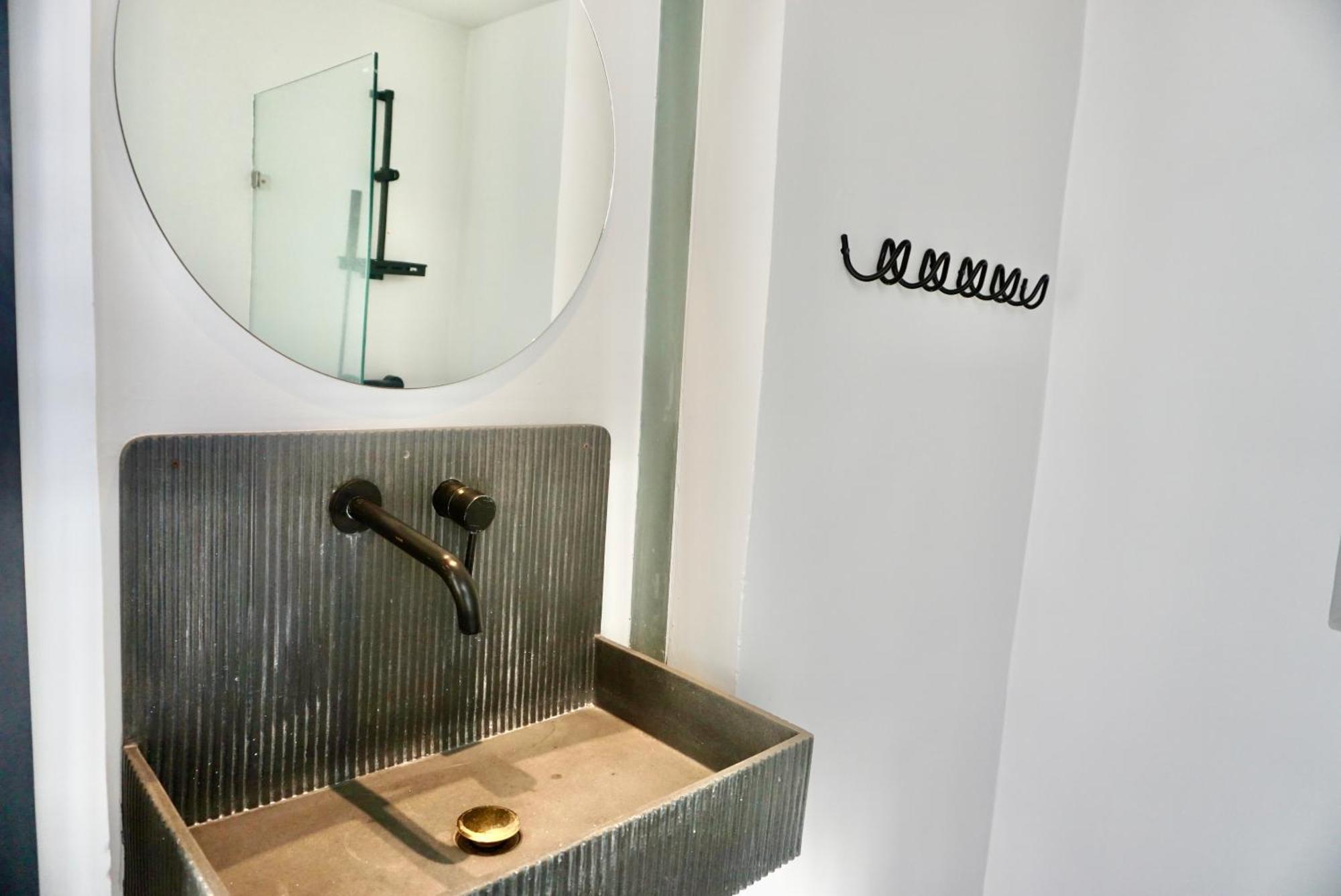 Hash Apartment With Unique Chill Design At Silom Soi 3 バンコク都 エクステリア 写真