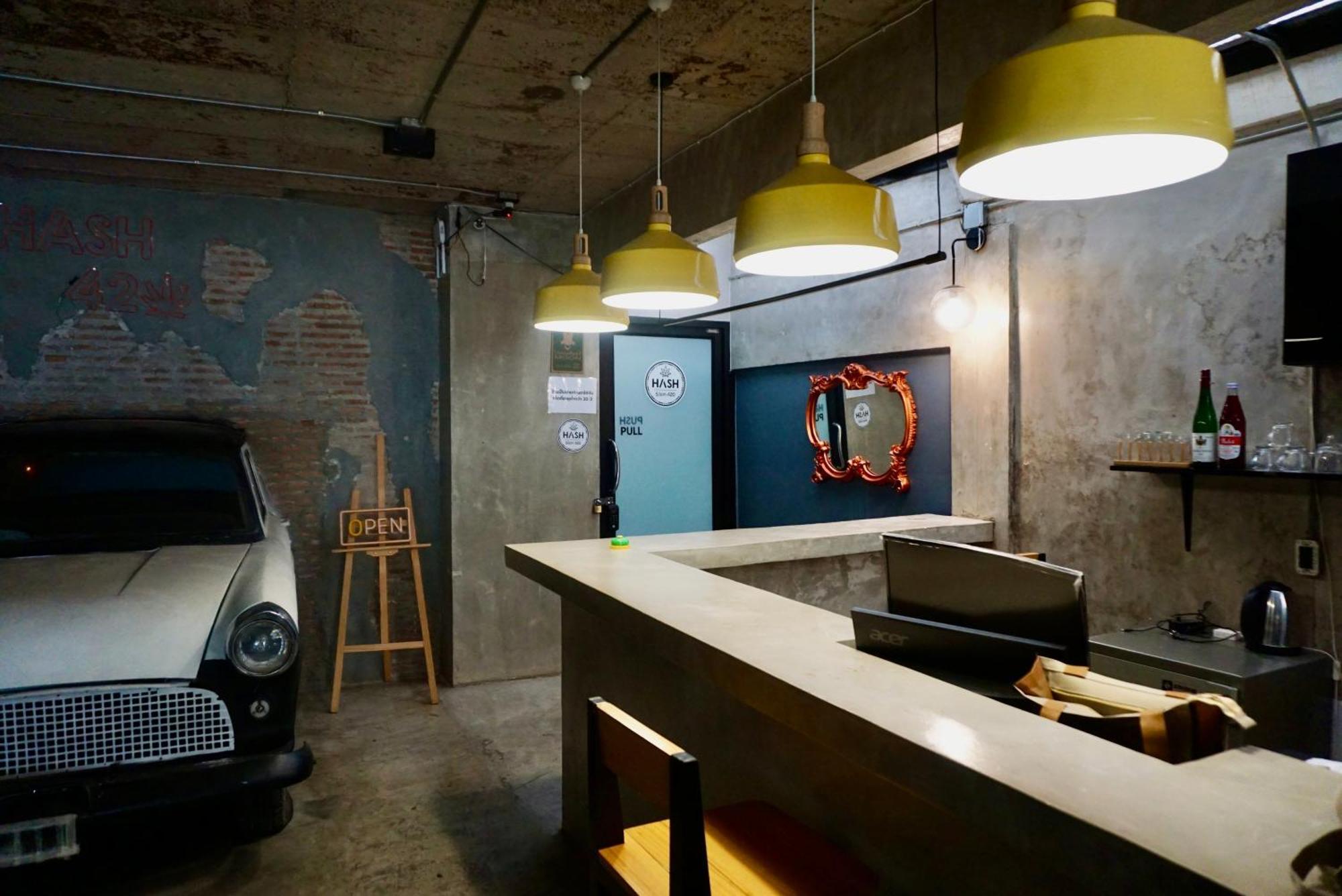 Hash Apartment With Unique Chill Design At Silom Soi 3 バンコク都 エクステリア 写真